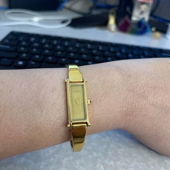 Gucci watch in 18kt gold plate. marks on one side of arm from being stored 🤩 - Picture 4 of 8